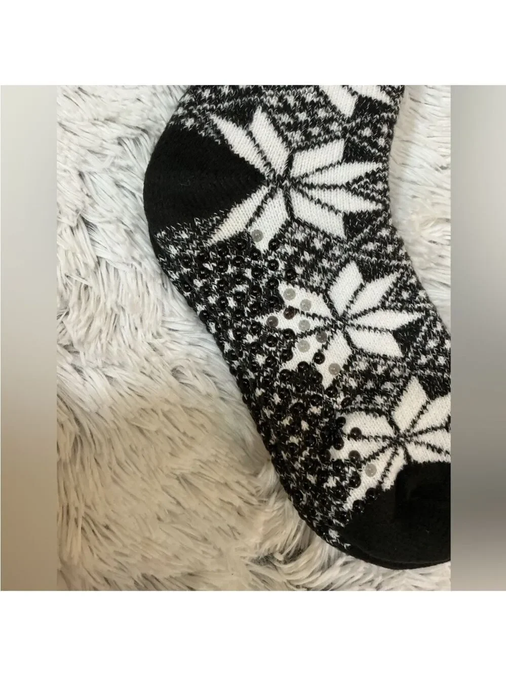 Cuddl Duds snowflake theme slipper socks with grips 9-11 black white